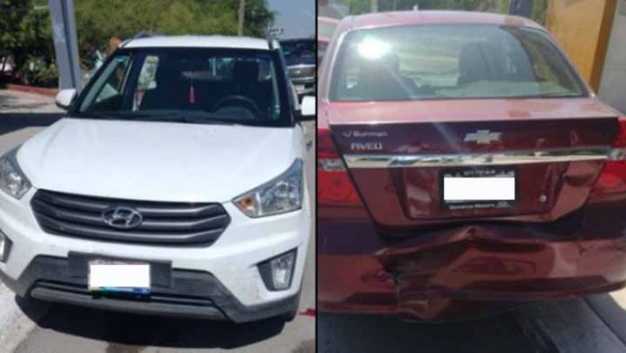 Mujer choca su automóvil por recoger sus gorditas que se le cayeron