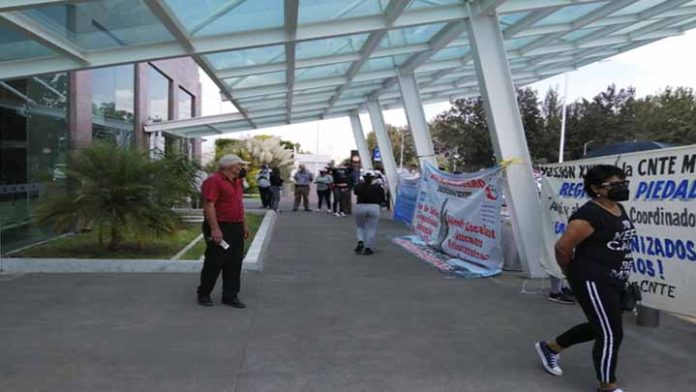 Con mitin político, CNTE protesta en Aeropuerto; no afecta operaciones