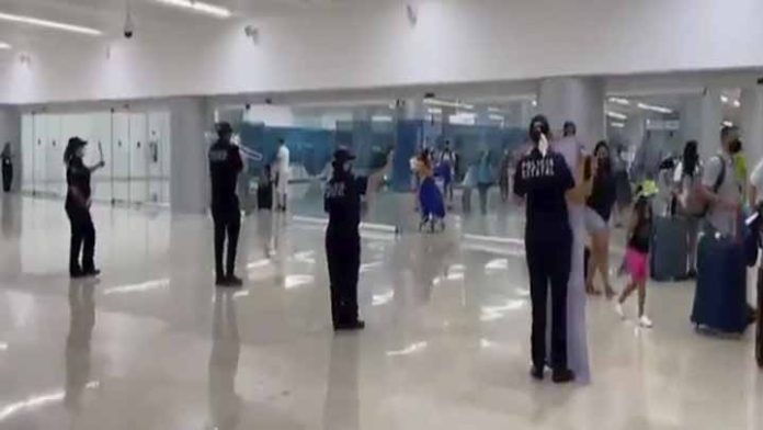 Policías en Quintana Roo reciben bailando a los turistas en el Aeropuerto