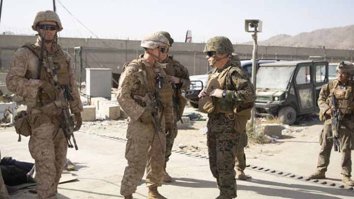 Estados Unidos bombardea blancos islámicos en Afganistán