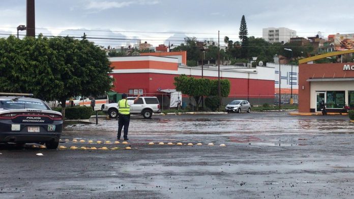Tránsitos estatales auxilian a vehículos varados sobre calzada La Huerta