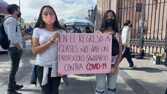 A pocos días de iniciar el nuevo ciclo escolar, estudiantes exigen no regresar a las aulas