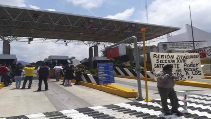 Egresado normalistas toman casetas de cobro en Michoacán
