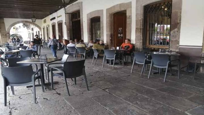 A pesar de estar en semáforo rojo, ayuntamiento permite instalación de mesas en los portales