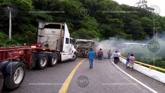 Le prenden fuego a un autobús sobre la carretera costera de Michoacán