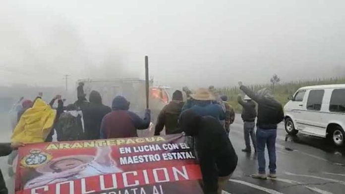Comuneros queman camiones en la Meseta Purépecha