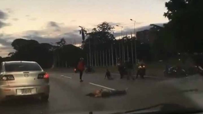 Una mujer se arrojó de autobús para evitar asalto; muere atropellada