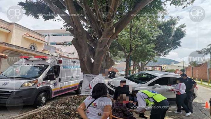 Una persona lesionada deja choque de camioneta con árbol en Morelia