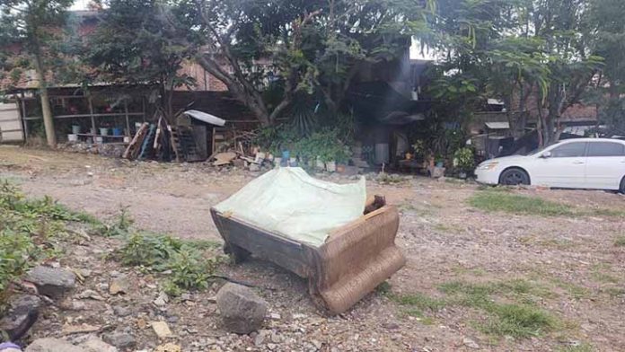 Hallan ejecutado dentro de un sillón abandonado en Jacona