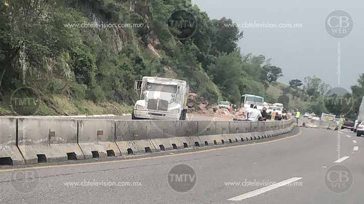 Se deslava paredón y cierra el acceso sur a Morelia Se deslava paredón y cierra el acceso sur a Morelia
