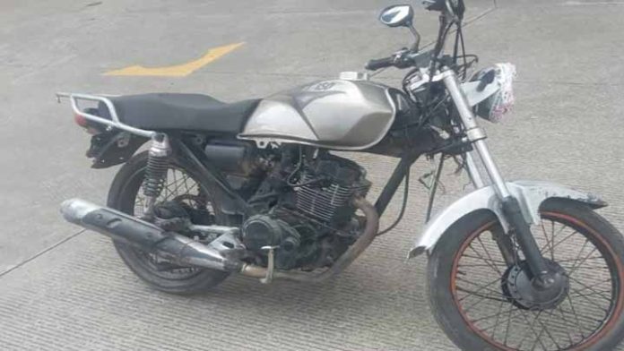 Policías estatales aseguran motocicleta con reporte de robo en Morelia