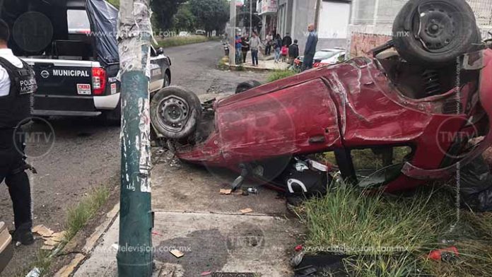 Vive de milagro al volcar brutalmente en el libramiento de Morelia