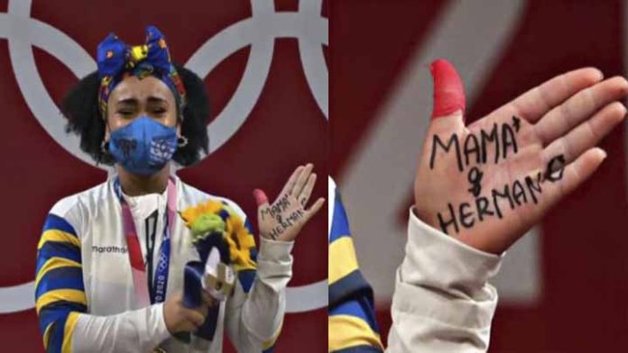 Ecuatoriana dedica oro en Tokio 2020 a su madre y hermanos que murieron