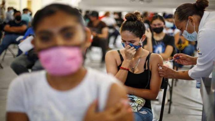 Mujeres reportan aumento de senos como efecto secundario de la vacuna Pfizer