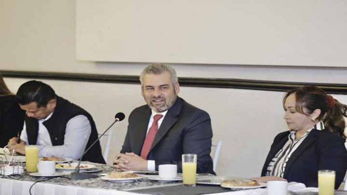 Bedolla llama a coordinación con alcaldes para gestionar obras de impacto regional