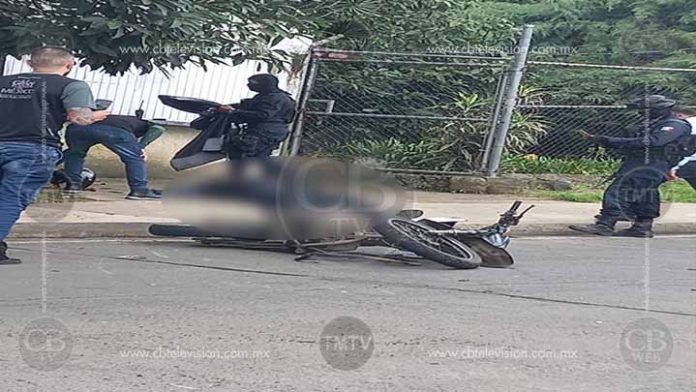 Arrollan a motopatrullero en Uruapan