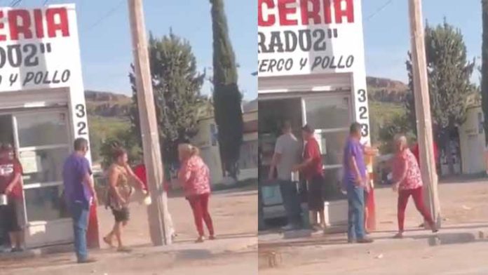 ¡Menudos golpes! Abuelitas pelean afuera de una menudería