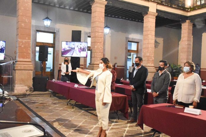 Rinde protesta Andrea Cacho como presidenta municipal provisional de Ecuandureo
