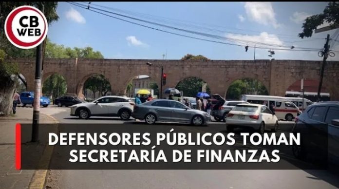 Anuncian a Servidores Públicos que no recibirán pago por falta de recursos y estos toman la Secretaría de Finanzas y Administración, bloqueando la circulación sobre Av. Ventura Puente