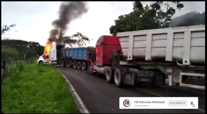 Sigue la violencia en el estado, queman varios tráileres en la carretera Buenavista-Tepalcatepe