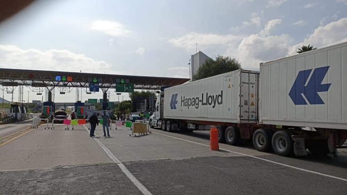 Poder de Base vuelve a bloquear casetas en Michoacán