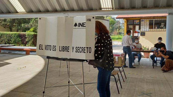 México participa en la primer consulta popular de su historia