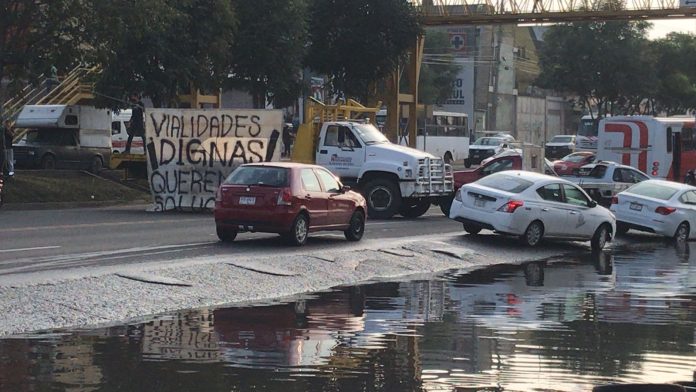 Colonos bloquean Madero Poniente, exigen reparación de vialidades laterales