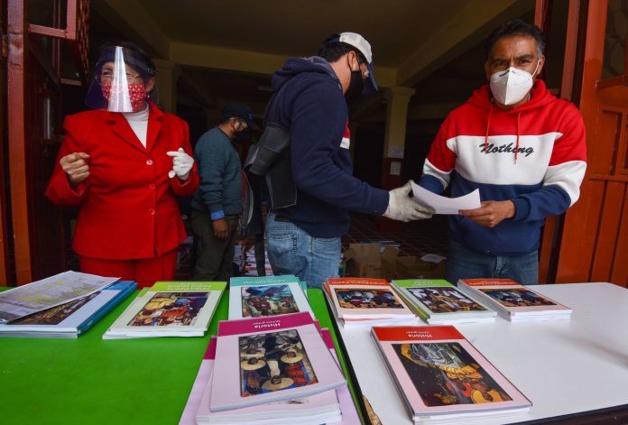 Entregan libros de texto gratuito de primaria en diversos centros escolares del Valle se Toluca.