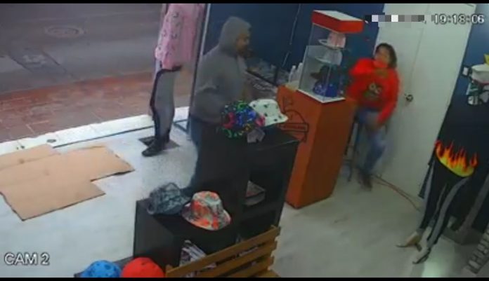 Con pistola asaltan tienda de ropa en el primer cuadro de Morelia