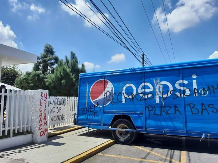 Egresados normalistas retienen camiones y toman la SEE