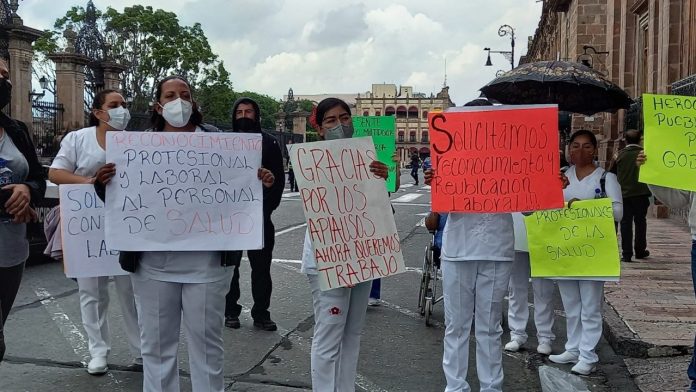 AMLO dijo que no dejaría desamparados a los trabajadores de la salud y ahora nos despiden: médicos y enfermeros