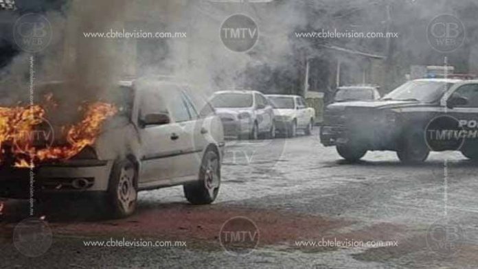 Se quema vehículo en Pátzcuaro por falla mecánica