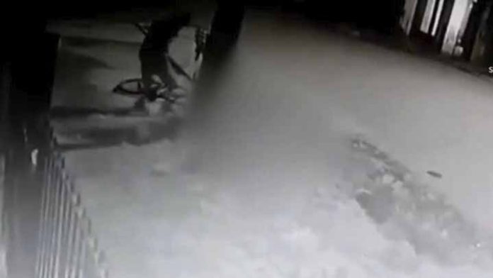 Repartidor de pizza asesina a golpes a ladrón que le robó su bicicleta