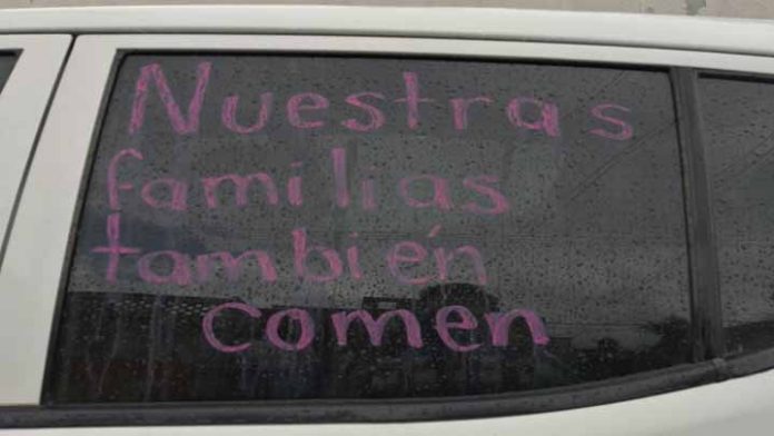 Maestros realizan caravana motorizada para exigir pago igualitario de quincenas