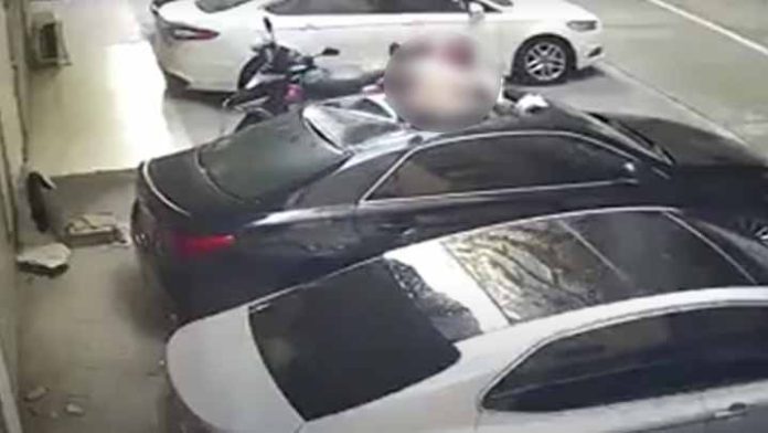Joven tenía relaciones en su balcón y cae encima de un automóvil