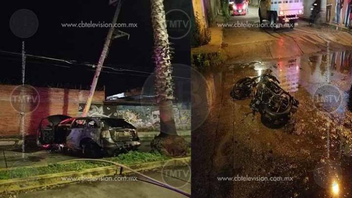 Se incendia auto al chocar con una moto en Zacapu; hay un menor muerto