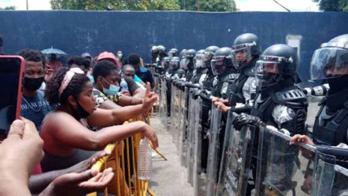 Migrantes caribeños, se manifiestan en Tapachula y realizan bloqueos