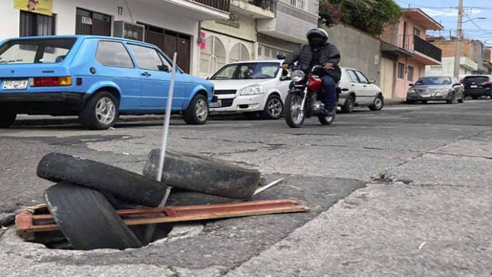 Las llantas siguen reemplazando las tapas de las coladeras en Morelia