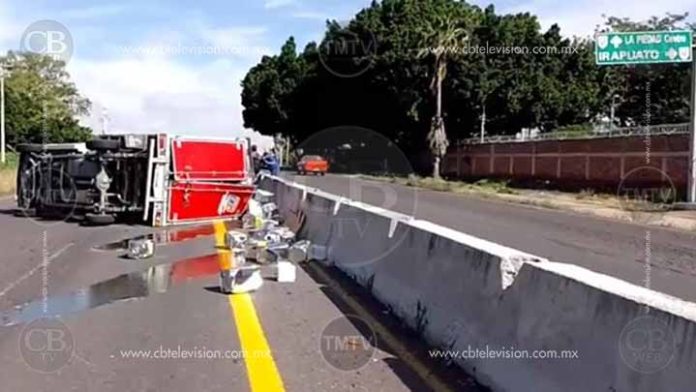 Vuelca camioneta en la carretera La Piedad-Numarán