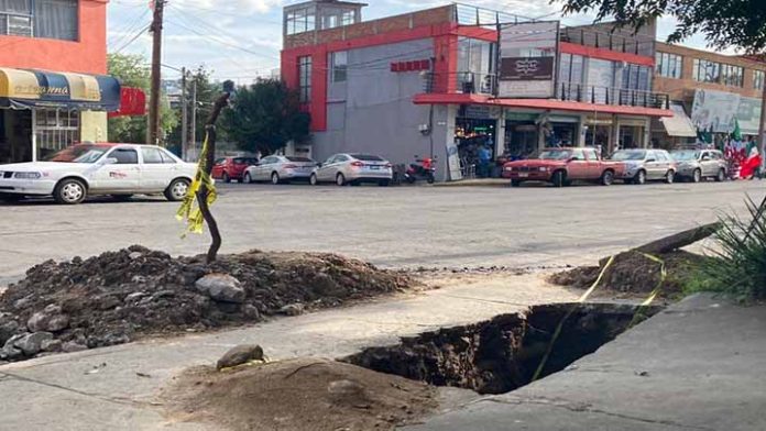 Obra incompleta se vuelve un peligro para peatones