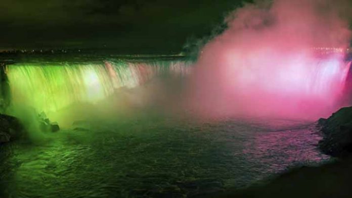 Las cataratas del Niágara se pintan de verde, blanco y rojo