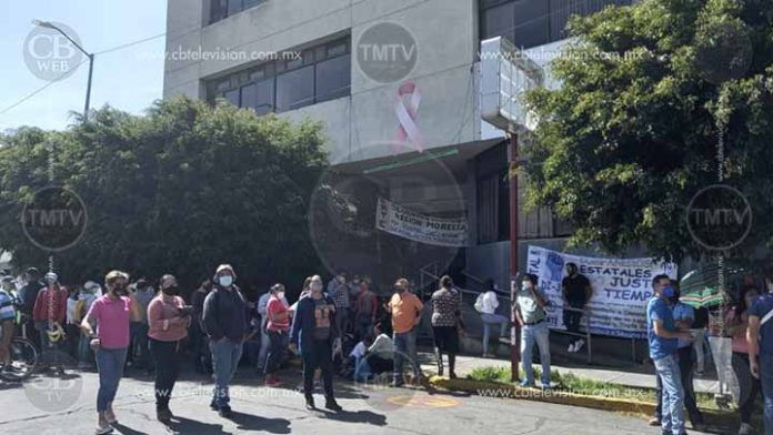CNTE bloquea oficinas de renta, presidencias municipales y centros comerciales en Michoacán