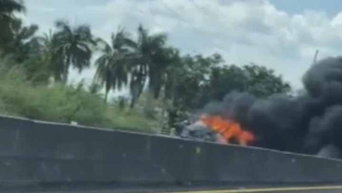 Camioneta en cenizas; chofer apenas logró ponerse a salvo