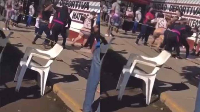 Féminas se lían a golpes en el módulo de vacunación en Apatzingán