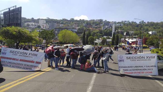 Con plantón y marchas, CNTE despide al 