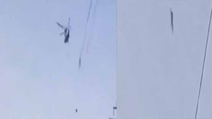 Talibanes vuelan helicóptero dejado por el ejercito estadounidense con persona colgada