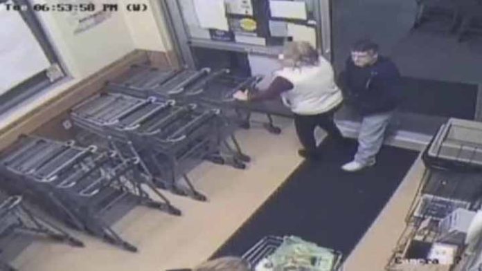 Hombre inyecta semen a una mujer en un supermercado