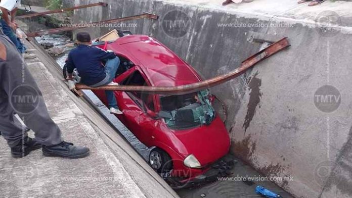 Vive de milagro al caer con su auto en un canal en Tarímbaro