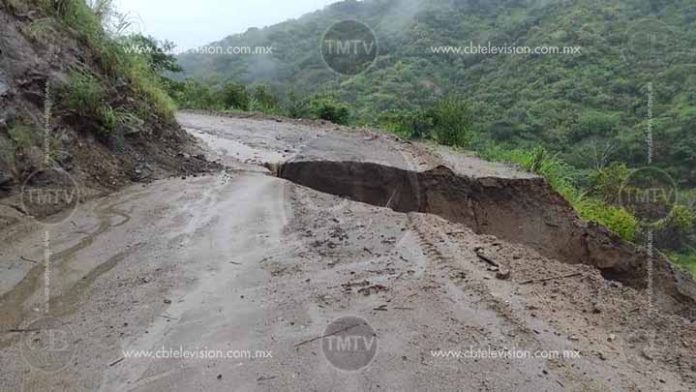 Otra vez Arteaga; fuertes lluvias destrozan carreteras