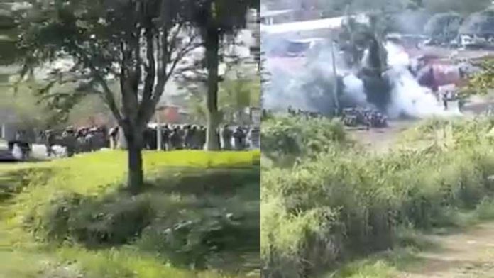 Militares disuaden manifestación al exterior del cuartel en Coalcomán